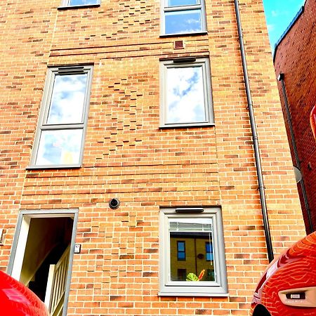 Modern Townhouse, Sleeps 4 With Parking Apartment Wakefield Exterior foto