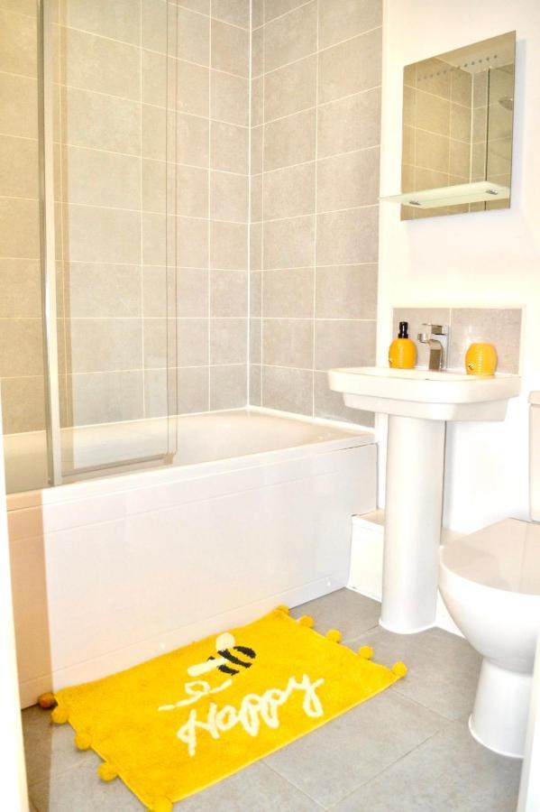 Modern Townhouse, Sleeps 4 With Parking Apartment Wakefield Exterior foto