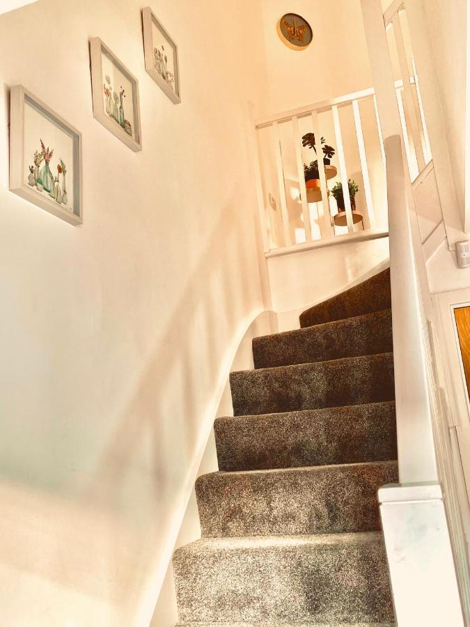 Modern Townhouse, Sleeps 4 With Parking Apartment Wakefield Exterior foto